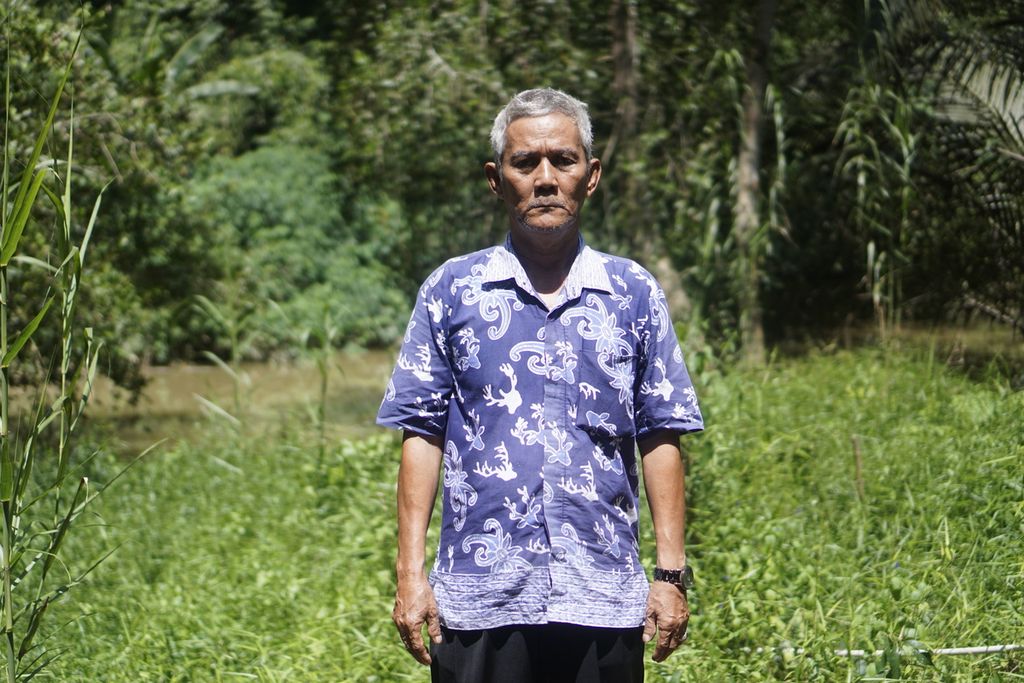 Kepala Adat Suku Balik Kelurahan Sepaku, Sibukdin (60), berdiri di lahan miliknya yang tersisa di Kelurahan Sepaku, Kecamatan Sepaku, Penajam Paser Utara, Kalimantan Timur, Senin (6/6/2022).