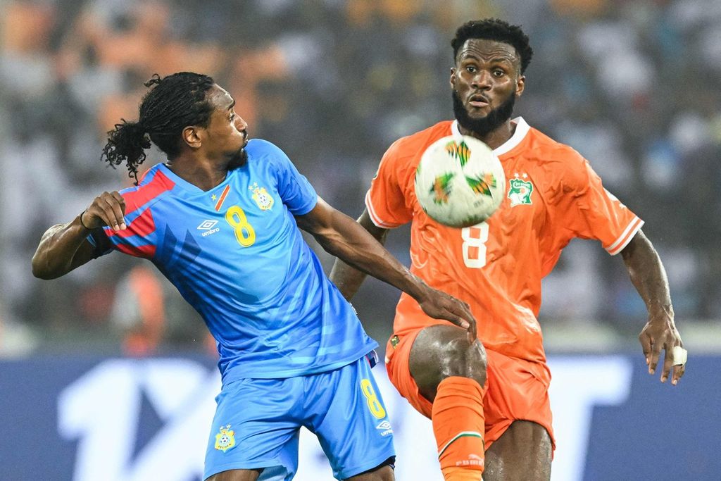 Pemain Kongo, Samuel Moutoussamy (kiri), berebut bola dengan pemain Pantai Gading pada laga semifinal Piala Afrika di Stadion Olympic Ebimpe, Abijan, Pantai Gading, Kamis (8/2/2024) dini hari WIB. Pantai Gading menang 1-0 pada laga itu.