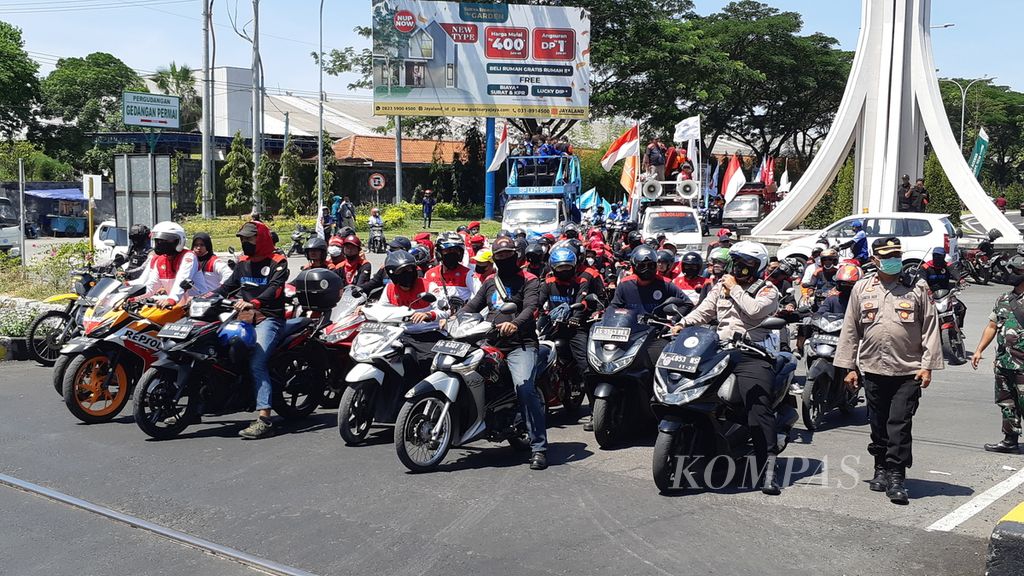 Ribuan buruh dari sejumlah daerah di Jawa Timur, menggelar demo atau unjuk rasa. Mereka menolak kenaikan harga BBM dan menuntut kenaikan upah pekerja melalui revisi surat keputusan Gubernur Jatim tentang UMK 2022.