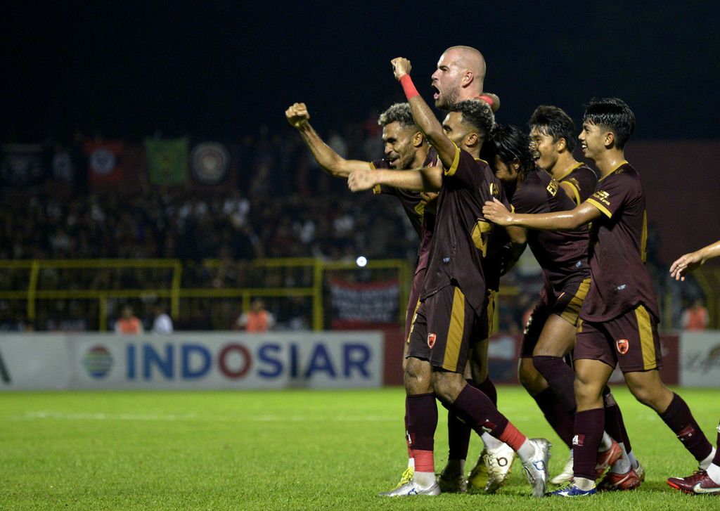 A number of PSM Makassar footballers celebrated after defeating Borneo FC 3-0, in the BRI League 1 match at the BJ Habibie Stadium, Pare-Pare Regency, South Sulawesi, Sunday (16/4/2023). PSM Makassar is the champion of BRI League 1 2022/2023.