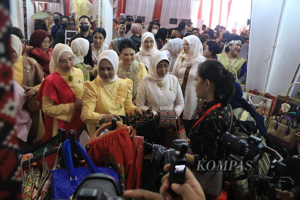 Ibu Negara Nyonya Iriana Joko Widodo (tengah) yang juga Pembina Dewan Kerajinan Nasional meninjau stan perajin pada Hari Ulang Tahun Ke-43 Dewan Kerajinan Nasional (Dekranas) di Lapangan Benteng, Medan, Selasa (16/5/2023). 