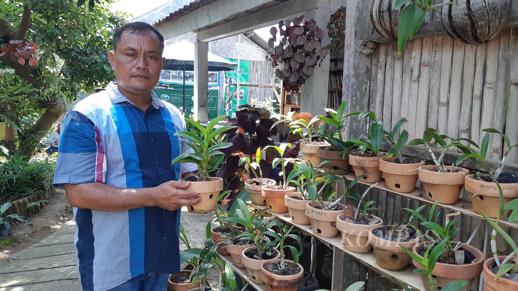 Suyut (45) dan berbagai tanaman di kebun di rumahnya di sudut Kota Bandar Lampung