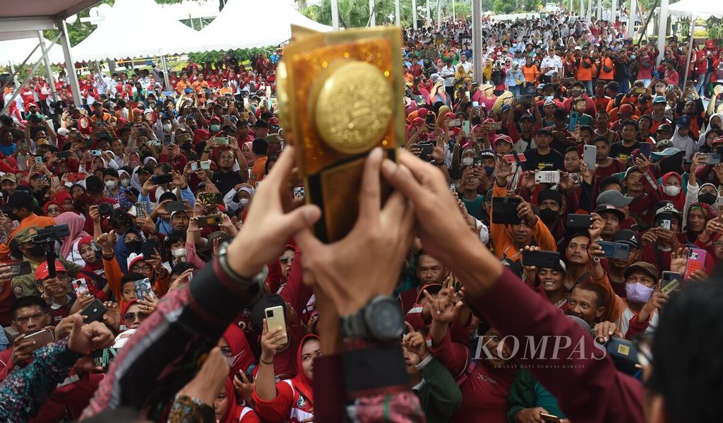 Penyambutan Piala Adipura Kencana di Balai Kota Surabaya, Jawa Timur, Rabu (1/3/2023). 