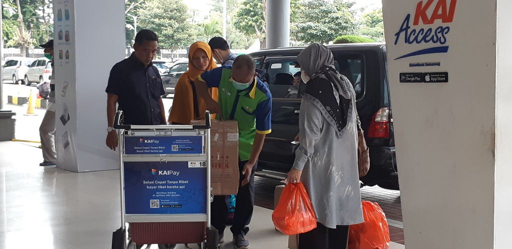 Seorang porter di Stasiun Surabaya Gubeng membawa barang bawaan penumpang kereta api, Senin (6/3/2023). Mereka biasanya menerima upah Rp 20.000 hingga Rp 50.000 untuk jasa pelayanan yang diberikan. 