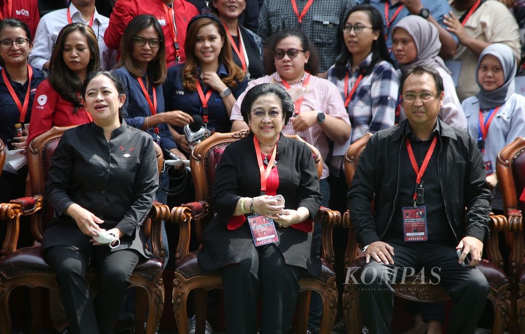 Ketua Umum PDI-P Megawati Soekarnoputri (tengah) didampingi Ketua DPP PDI-P Prananda Prabowo (kanan) dan Puan Maharani (kiri) berfoto bersama wartawan peliput Rapat Kerja Nasional (Rakernas) II PDI-P di Sekolah Partai PDI Perjuangan, Lenteng Agung, Jakarta, Kamis (23/6/2022). 
