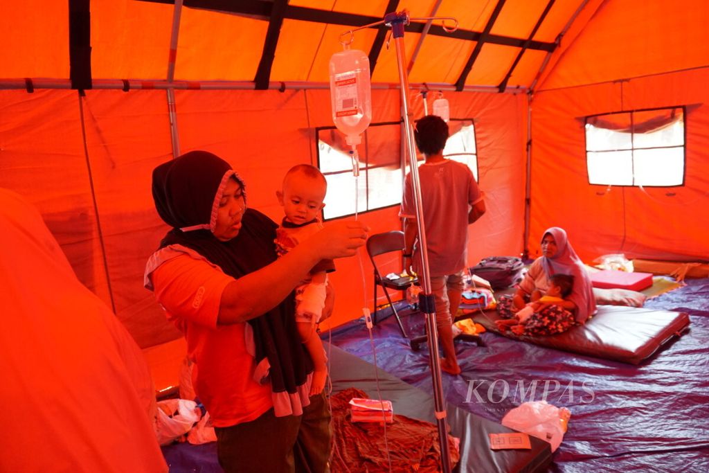 Beberapa anak yang menderita diare menjalani rawat inap di tenda pos kesehatan yang didirikan di halaman Kantor Puskesmas Nipah, Desa Malaka, Kecamatan Pemenang, Lombok Utara, Nusa Tenggara Barat, Rabu (29/8/2018).