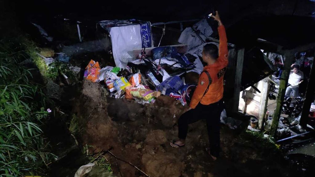 Longsor melanda wilayah Wonosobo, Jawa Tengah, Kamis (10/3/2022).