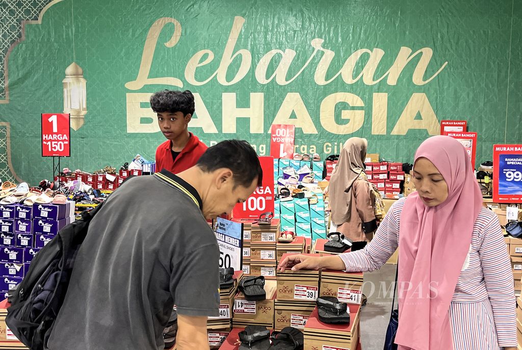 Pengunjung memilih produk alas kaki di sebuah pusat perbelanjaan di Ciledug, Kota Tangerang, Banten, Selasa (9/4/2024). Potongan harga masih menjadi senjata utama pelaku usaha untuk merangsang minat belanja masyarakat.