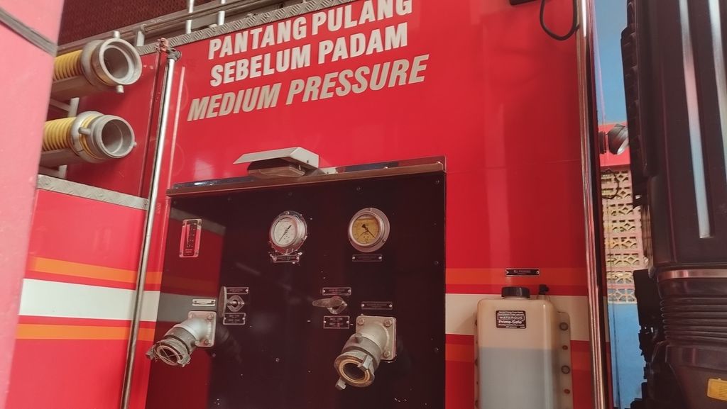 Unit mobil <i>medium pressure </i>milik petugas pemadam kebakaran. Mobil tersebut mampu menampung air hingga sekitar 4.000 liter.