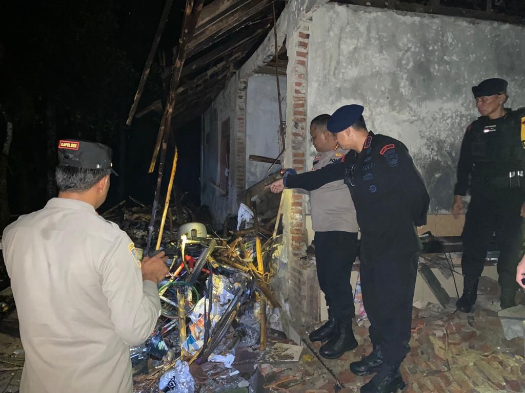 Jajaran Kepolisian Resor Kota Cilacap mengecek lokasi kejadian ledakan petasan di Majenang, Cilacap, Jawa Tengah, Sabtu (4/2/2023) malam.