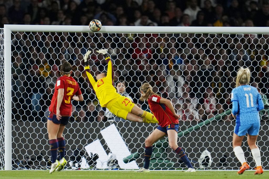 Tendangan keras penyerang sayap Inggris Lauren Hemp (kanan) menerpa mistar pada laga final Piala Dunia Putri 2023 antara Spanyol dan Inggris di Stadion Australia, Sydney, Minggu (20/8/2023). 