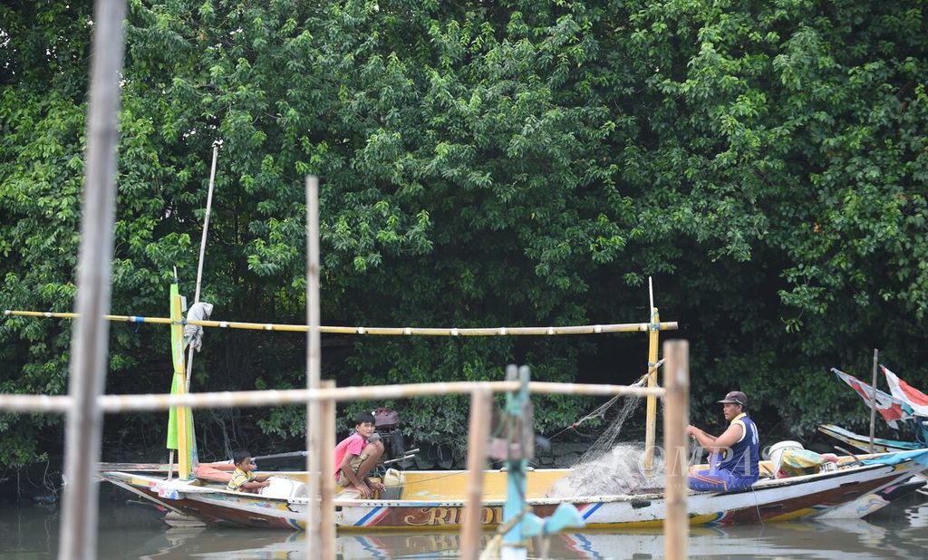 Keluarga nelayan menyiapkan jaring di sekitar rerimbunan hutan mangrove di pesisir Surabaya di Kelurahan Tambak Wedi, Kacamatan Kenjeran, Surabaya, Jawa Timur, Jumat (9/12/2022). 