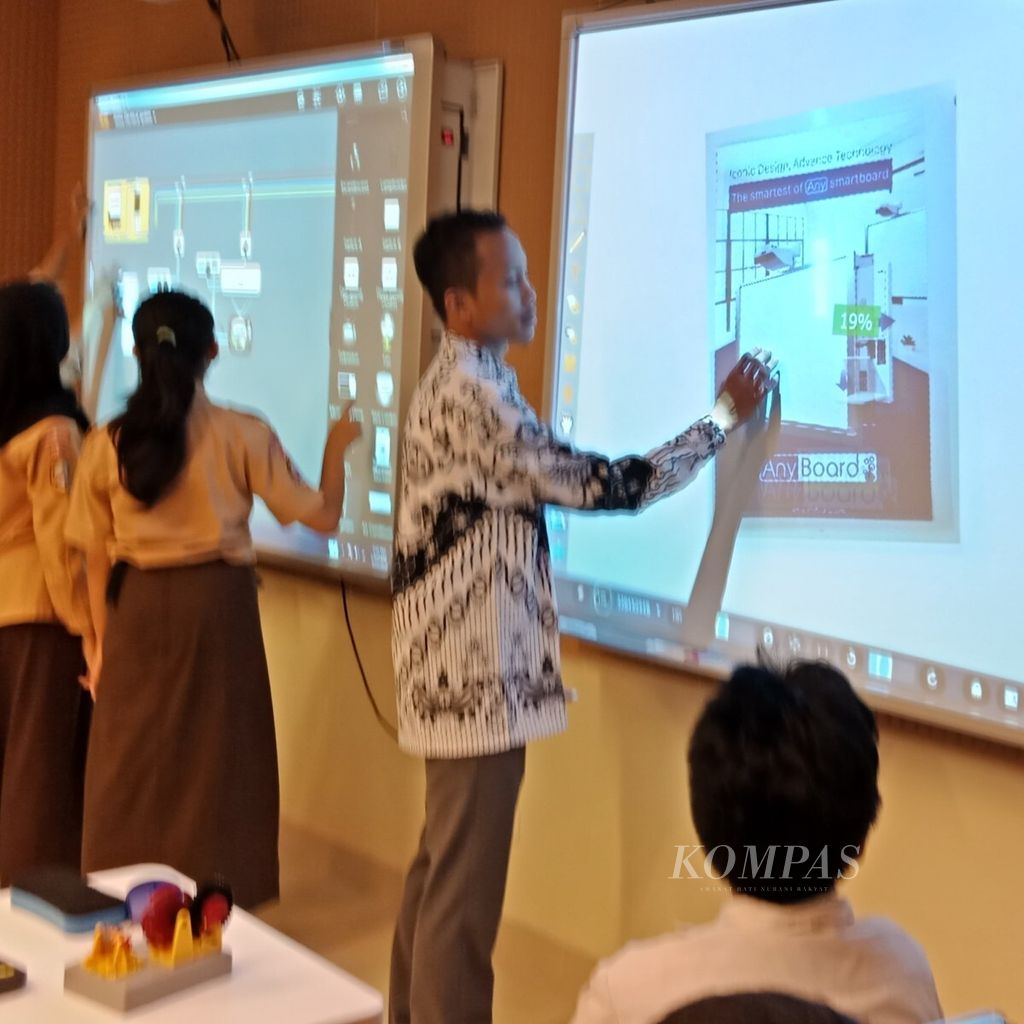 Pendidikan digital mulai dikembangkan dalam pembelajaran. Pelatihan bagi guru juga dilkukan. Salah satubterlihat kegiatan pembeljaran digital di SMart Lerning Center PGRI di Jakarta.