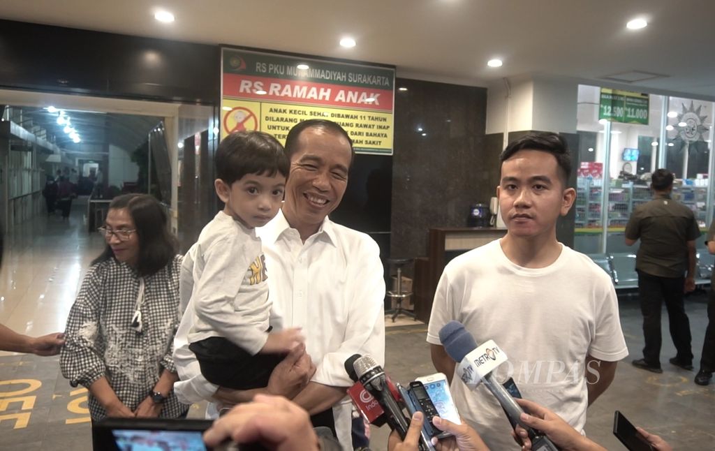 Presiden Joko Widodo menjawab pertanyaan pers setelah menengok cucu ketiganya yang lahir di RS PKU Muhammadiyah Solo, Jawa Tengah, Jumat (15/11/2019). Anak kedua pasangan putra sulung Presiden Jokowi, Gibran Rakabuming Raka, dan Selvi Ananda bernama La Lembah Manah.