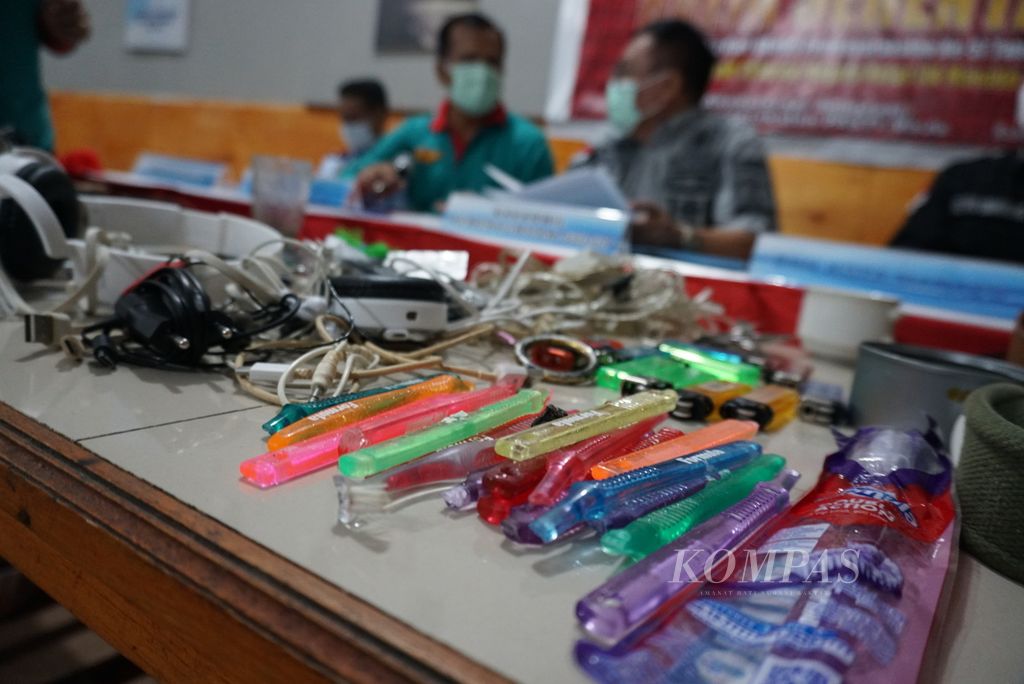 Barang-barang yang tidak seharusnya dimiliki penghuni Rumah Tahanan Kelas II A Manado, Sulut, seperti batang sikat gigi yang dipatahkan, disita sebagai hasil dari inspeksi mendadak, Rabu (7/4/2021) malam.