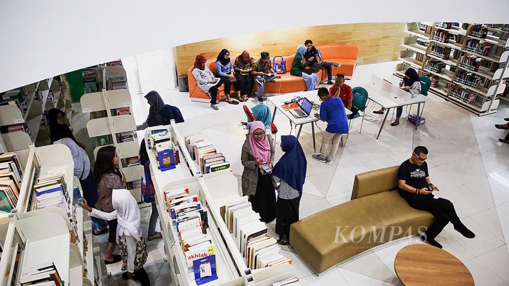 Pengunjung mencari buku bacaan di Perpustakaan Nasional di Jakarta Pusat, Rabu (2/1/2019). 