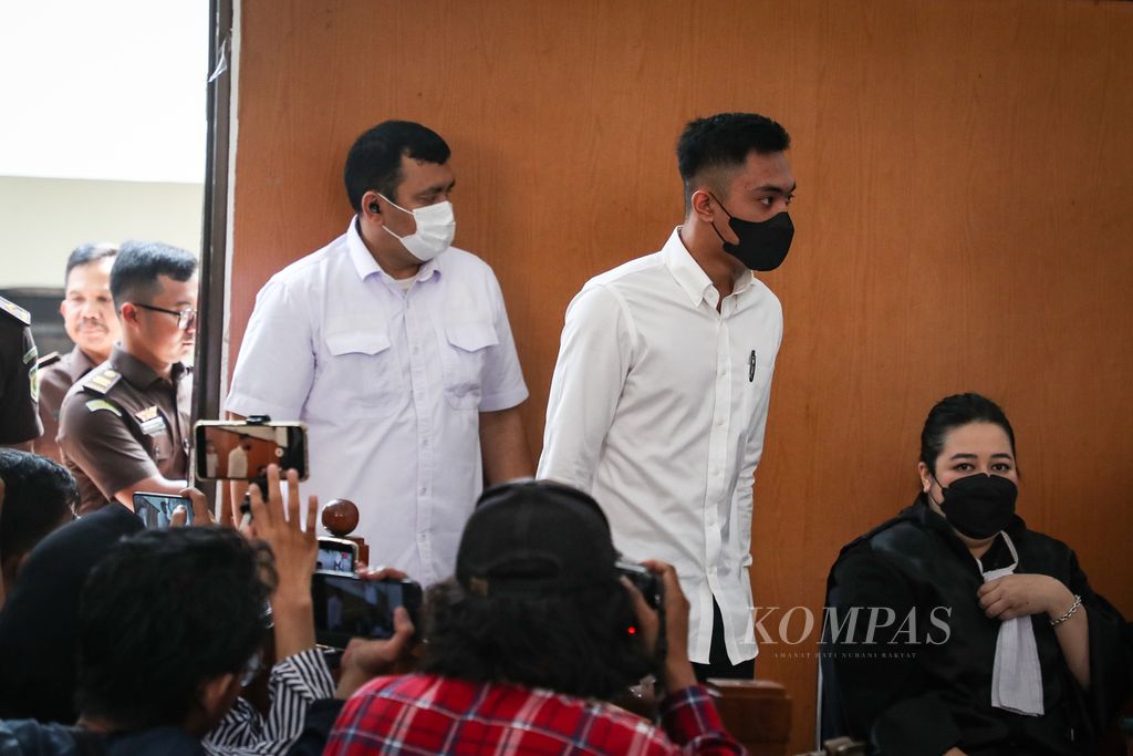 Terdakwa Mario Dandy Satrio memasuki ruang sidang di Pengadilan Negeri Jakarta Selatan, Selasa (15/8/2023). 