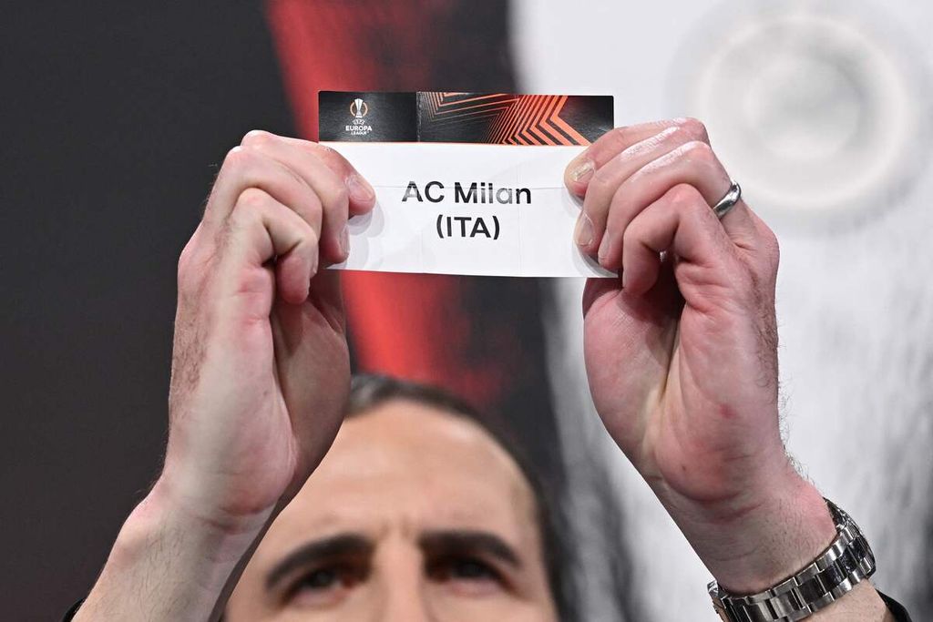 Legenda Manchester United, John O'Shea, mengangkat kertas bertuliskan AC Milan saat pengundian babak 16 besar Liga Europa di Nyon, Swiss, Jumat (23/2/2024).