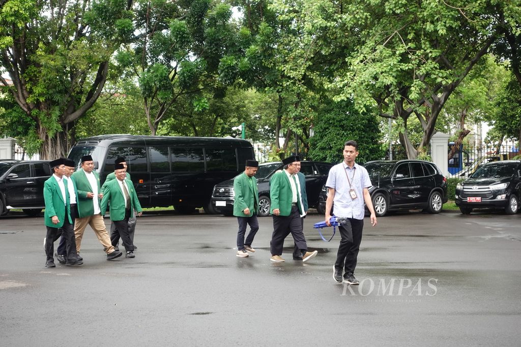 Jajaran Persatuan Umat Islam (PUI) berjalan di Kompleks Istana Kepresidenan Jakarta untuk bertemu dengan Presiden Joko Widodo di Istana Kepresidenan Jakarta, Selasa (6/2/2024). Kedatangan mereka untuk mengundang Presiden Jokowi menghadiri rangkaian muktamar dan milad organisasi masyarakat Islam tersebut.