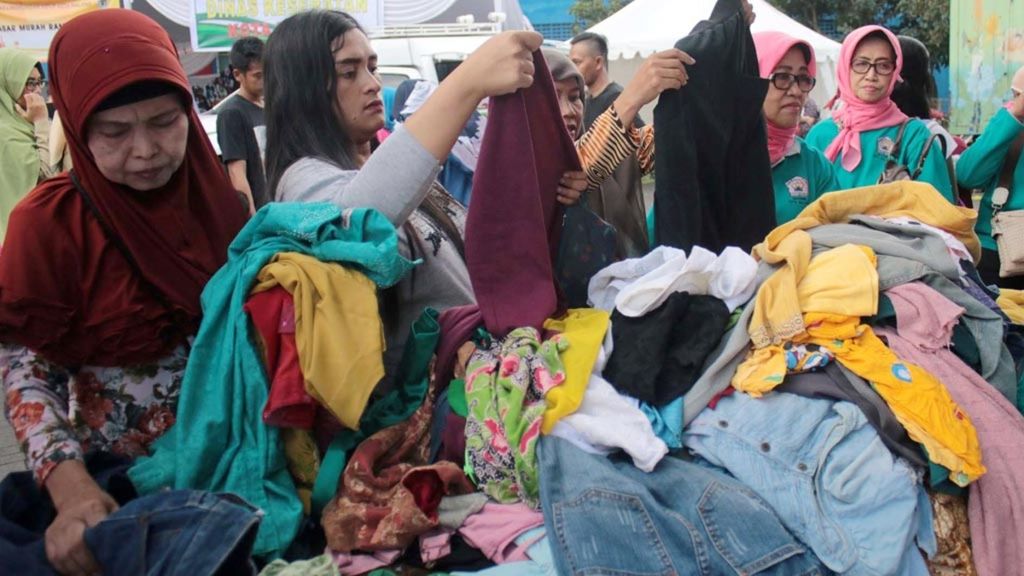 Masyarakat menyerbu stan penjualan baju bekas di Pasar Murah Ramadhan Kota Malang, Senin (27/05/2019), di lapangan luar Stadion Gajayana, Malang. 