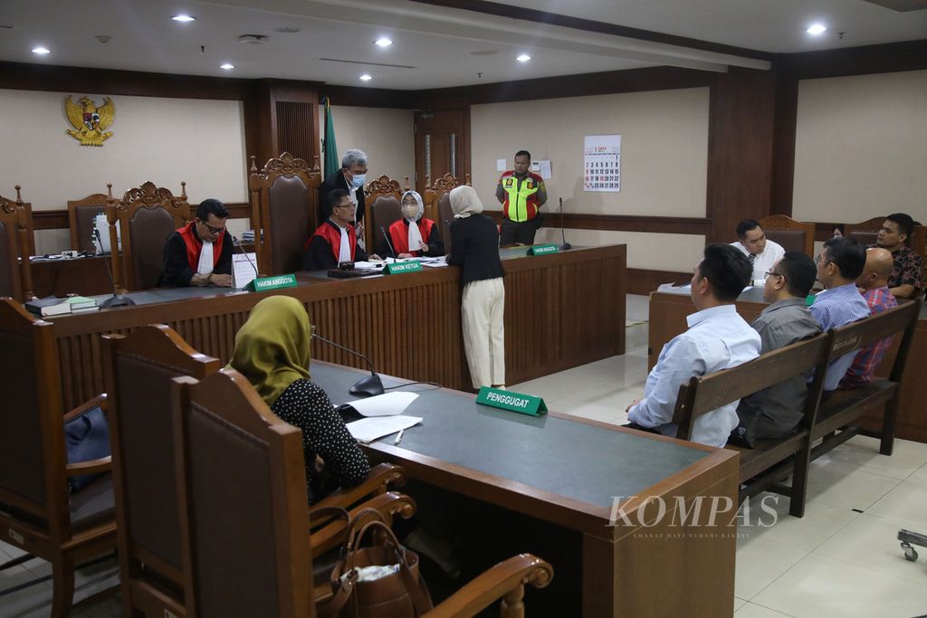 Sidang gugatan <i>class action </i>kasus gagal ginjal akut pada anak di Pengadilan Negeri Jakarta Pusat, Jakarta, Selasa (18/7/2023). 