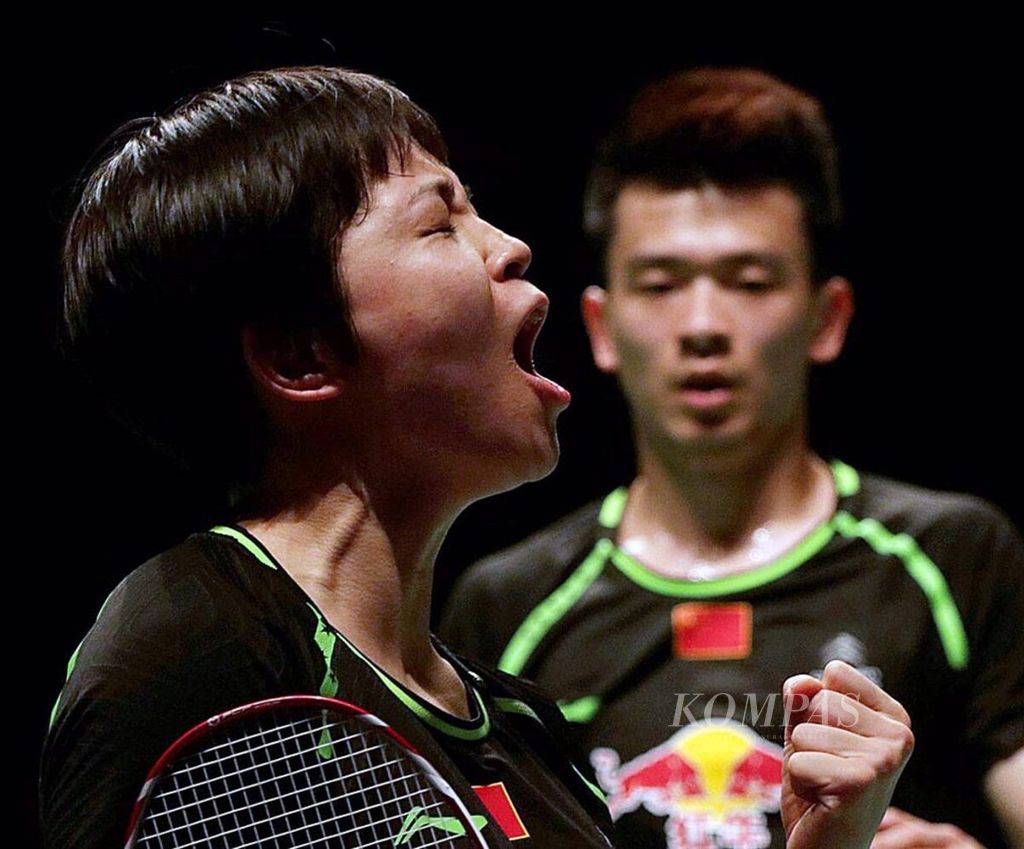 Pemain ganda campuran China, Chen Qingchen, yang berpasangan dengan Zheng Siwei meluapkan emosinya saat memenangi  babak semifinal kejuaraan bulu tangkis beregu campuran Piala Sudirman di Australia, 27 Mei 2017.