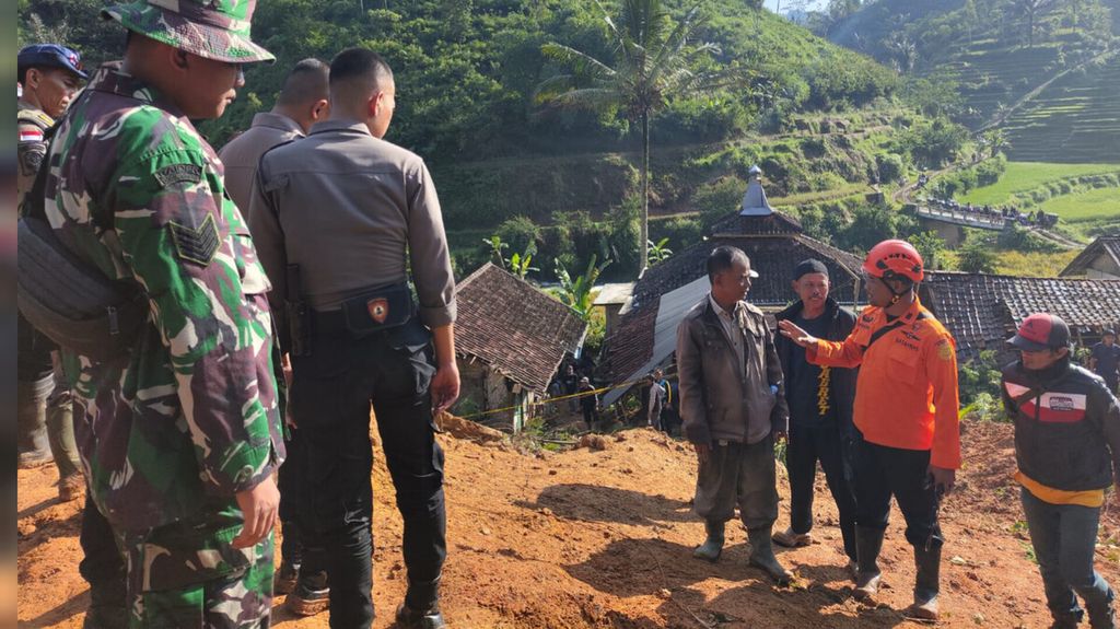 Tim SAR gabungan masih mencari tiga warga yang tertimbun longsoran material tanah di Kampung Sirnagalih, Kecamatan Banjarwangi, Kabupaten Garut, Jawa Barat, Jumat (26/4/2024). Sebelum longsor, hujan melanda wilayah Garut dari siang hingga sore pada Kamis (25/4/2024) kemarin.