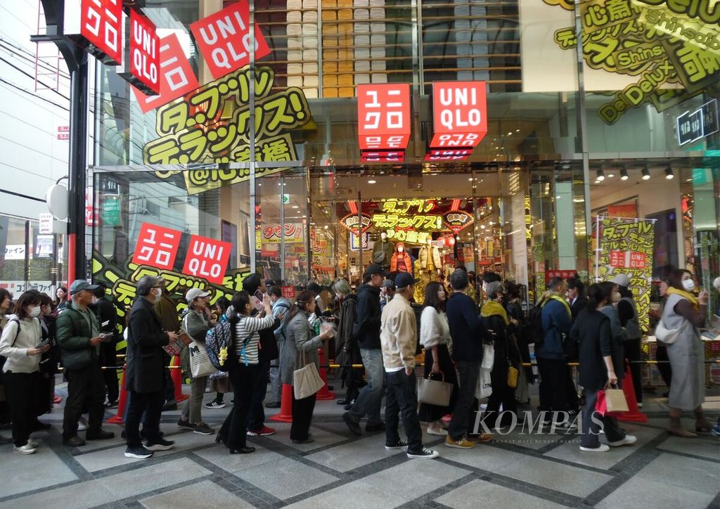 Pengunjung berjalan dalam antrean untuk memasuki Uniqlo Shinsaibashi pada hari pembukaan salah satu toko andalan (<i>flagship store</i>) Uniqlo ini, Kamis (23/11/2023). Uniqlo Shinsaibashi terletak di kawasan pusat perbelanjaan Shinsaibashi-suji, Chuo-ku, Osaka, Jepang. 
