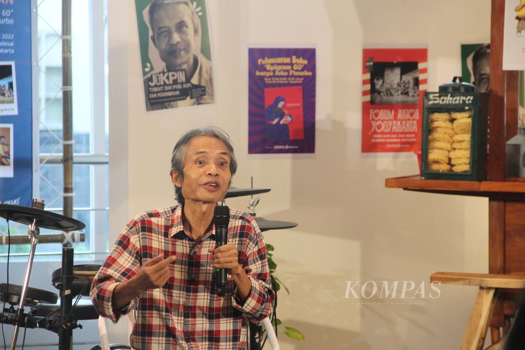 Penyair Joko Pinurbo berbicara dalam peluncuran buku kumpulan puisinya yang berjudul <i>Epigram 60</i>, Senin (16/5/2022), di Toko Buku Gramedia Sudirman, Yogyakarta. <i>Epigram 60 </i>berisi 60 epigram atau puisi pendek karya Joko Pinurbo.