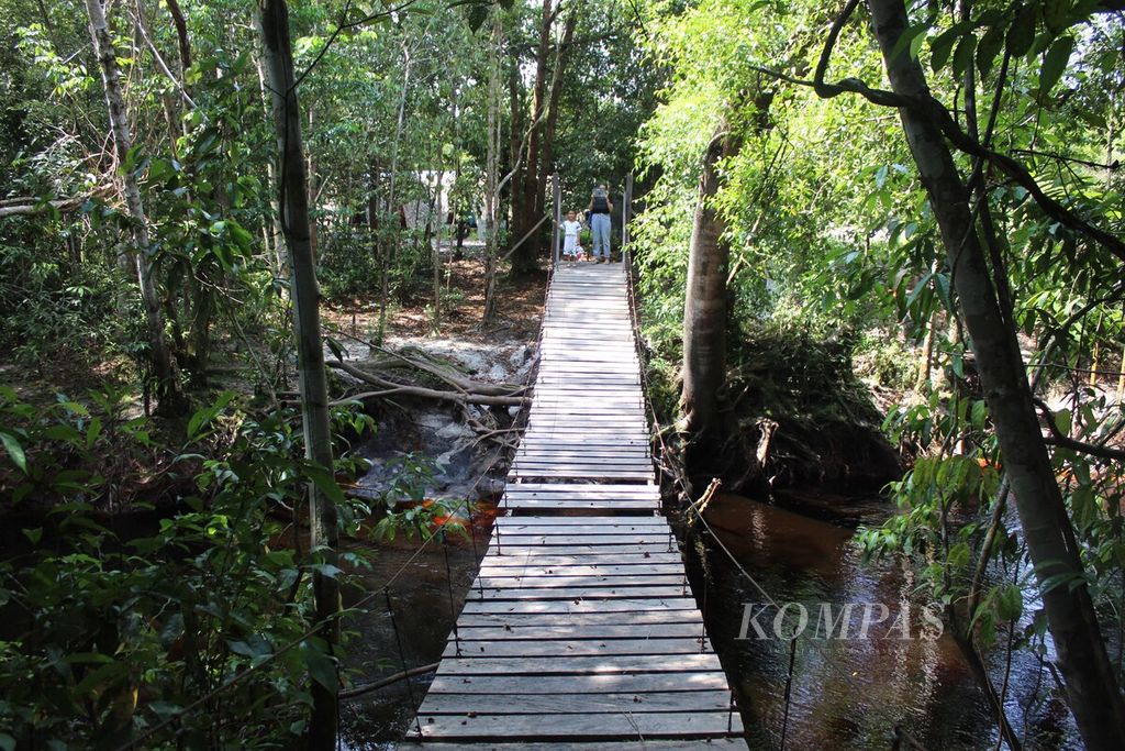 Jembatan Kahui, kawasan ekowisata di Kota Palangkaraya, Kalimantan Tengah, Kamis (1/6/2023). Ekowisata masih menjadi andalan warga Palangkaraya ataupun turis untuk berlibur di Kota Cantik”. Pengunjung tak hanya berwisata, tetapi juga diajarkan untuk menjaga alam.