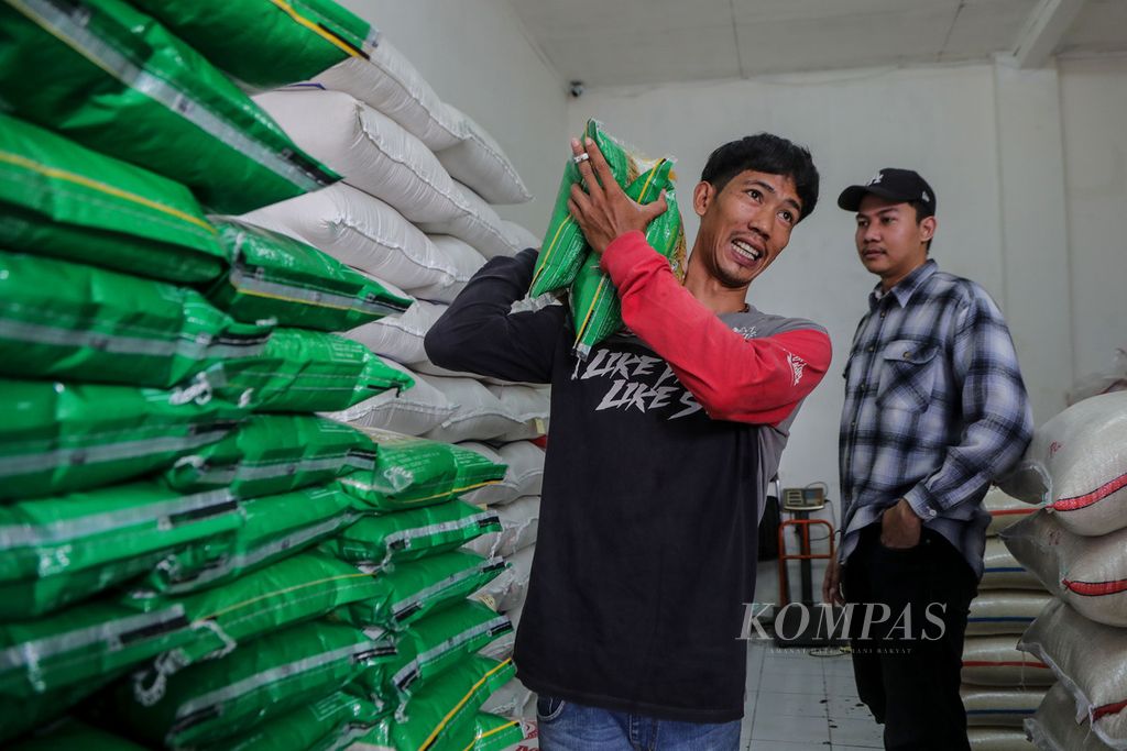 Pekerja membawa beras di Pasar Perumnas Klender, Jakarta Timur, Senin (28/8/2023). 