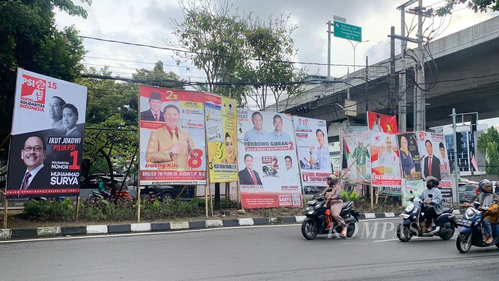 Jejeran baliho caleg di Jalan Hertasning, Makassar, Rabu (13/12/2023). 