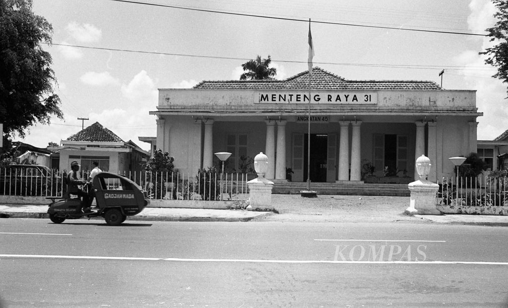 Gedung Joang-- Gedung di Jalan Menteng Raya 31 Jakarta Pusat yang biasa disebut sebagai Gedung Joang, pada April 1973. Tempat ini menjadi salah satu markas pertemuan pemuda menjelang peristiwa Rengasdengklok 16 Agustus 1945
