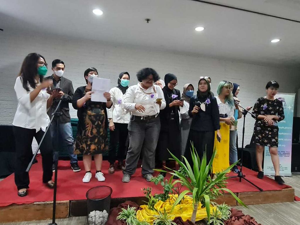 Tim paralegal dari LBH APIK Jakarta saat tampil menyanyi pada acara Laporan Tahunan 2022 LBH APIK Jakarta berjudul Angka Kekerasan Semakin Meningkat: Potret Buram Keadilan Bagi Perempuan Dan Anak” di Jakarta, Sabtu (10/12/2022).