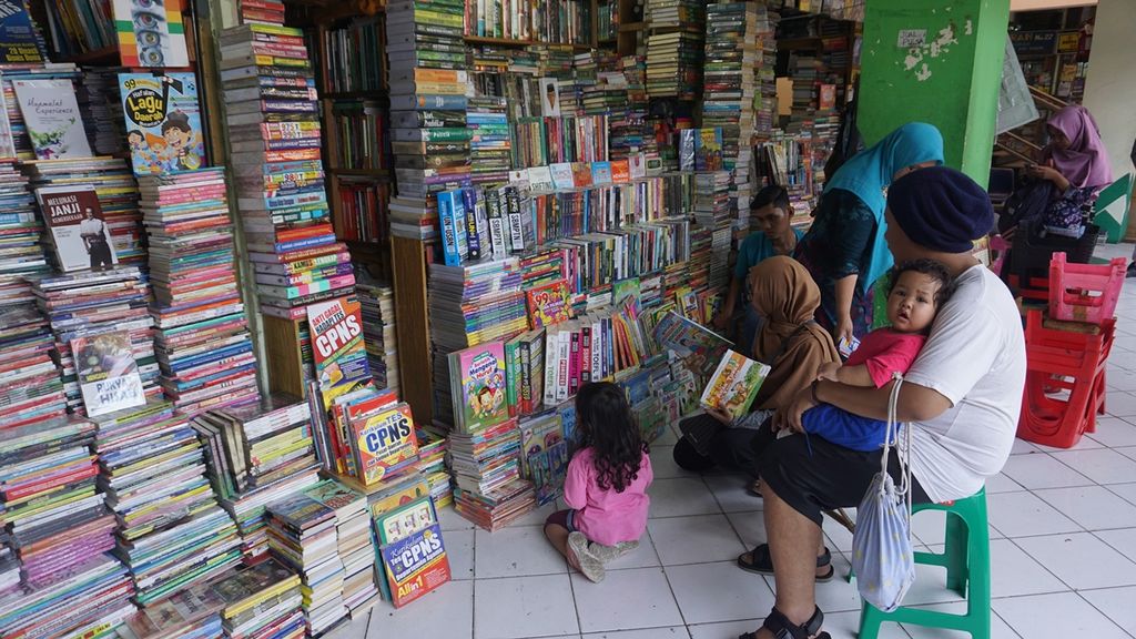 Suasana pasar buku tradisional, di Shopping Centre, Yogyakarta, Rabu (27/11/2019). Pasar itu dikenal dengan buku-buku bajakannya. Namun, penjual buku di pasar tersebut sudah berkomitmen untuk tidak lagi menjual buku bajakan.