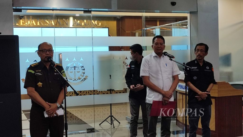 Direktur Penyidikan Jampidsus Kejaksaan Agung Kuntadi memberikan keterangan pers mengenai penetapan tersangka dalam kasus dugaan korupsi PT Timah Tbk, Selasa (26/3/2024), di Jakarta. 