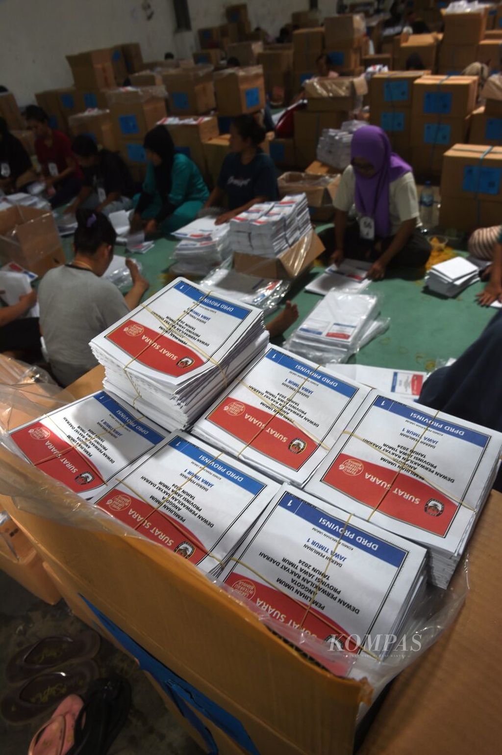 Tumpukan surat suara yang telah disortir dan dilipat di Gudang KPU Surabaya, Surabaya, Kamis (21/12/2023). Penyortiran dan pelipatan yang telah berlangsung dua hari tersebut dilakukan untuk surat suara pemilihan umum DPRD Jatim. Target penyortiran dan pelipatan sebanyak 500.000 surat suara per hari. Sebanyak 540 pekerja dilibatkan dalam kegiatan tersebut.