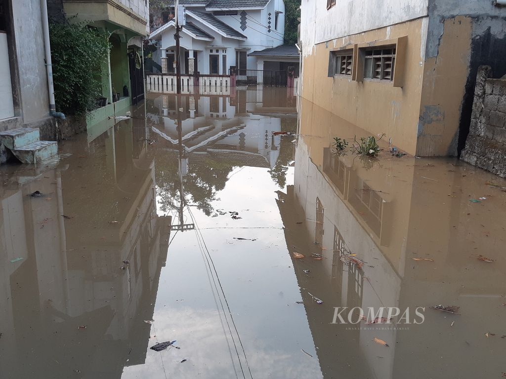 Banjir setinggi 50 cm di Kelurahan Rawajati, Kecamatan Pancoran, Jakarta Selatan, Minggu (5/11/2023).