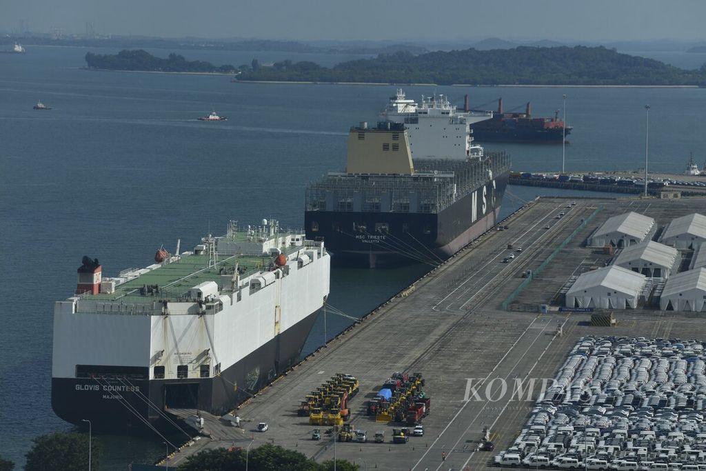 Kapal kontainer berada di terminal peti kemas Tanjong Pagar, Singapura, Rabu (21/9/2022). Bank Pembangunan Asia (ADB) memperkirakan pertumbuhan ekonomi dan ekspor di kawasan Asia pada 2022 dan 2023 melambat di tengah lonjakan inflasi. 