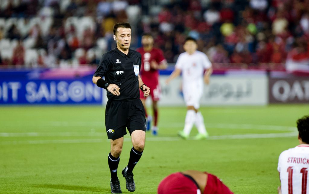 Referee Nasrullo Kabirov from Tajikistan approached Qatar and Indonesia players during the first match of Group A in the 2024 Asia U-23 Cup on Monday (15/4/2024) at the Jassim bin Hamad Stadium, Al Rayyan, Qatar. Kabirov made several decisions that were detrimental to Indonesia.