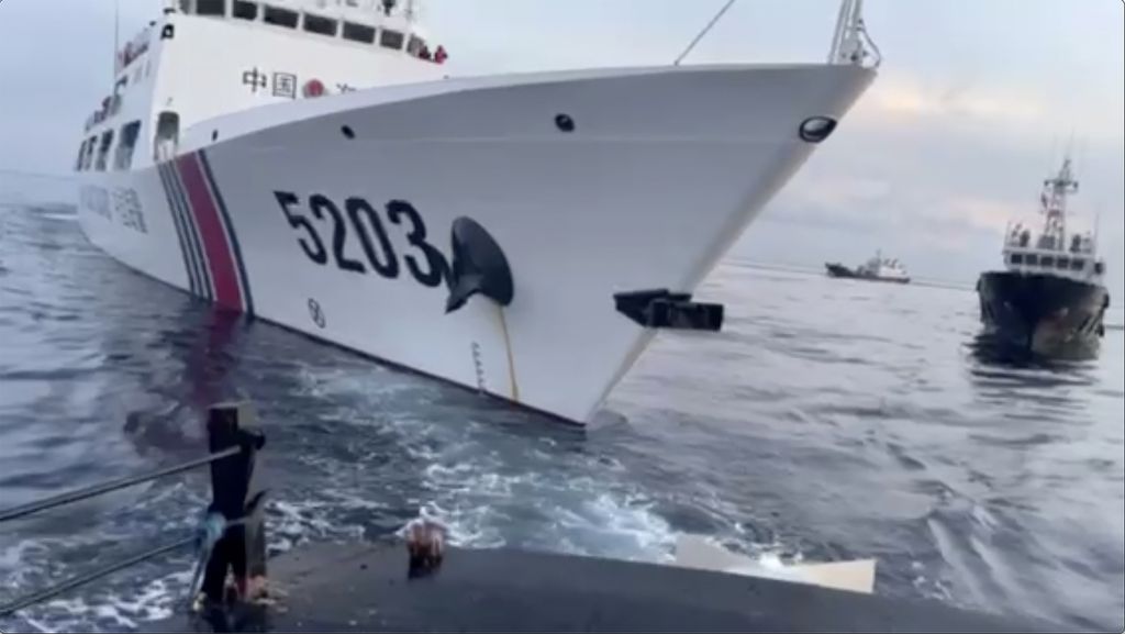 Foto dari video yang dirilis Angkatan Bersenjata Filipina memperlihatkan kapal Penjaga Pantai China dengan nomor lambung 5203 setelah bertabrakan dengan kapal suplai milik Filipina saat mendekati Karang Second Thomas di wilayah sengketa di Laut China Selatan, 22 Oktober 2023. 