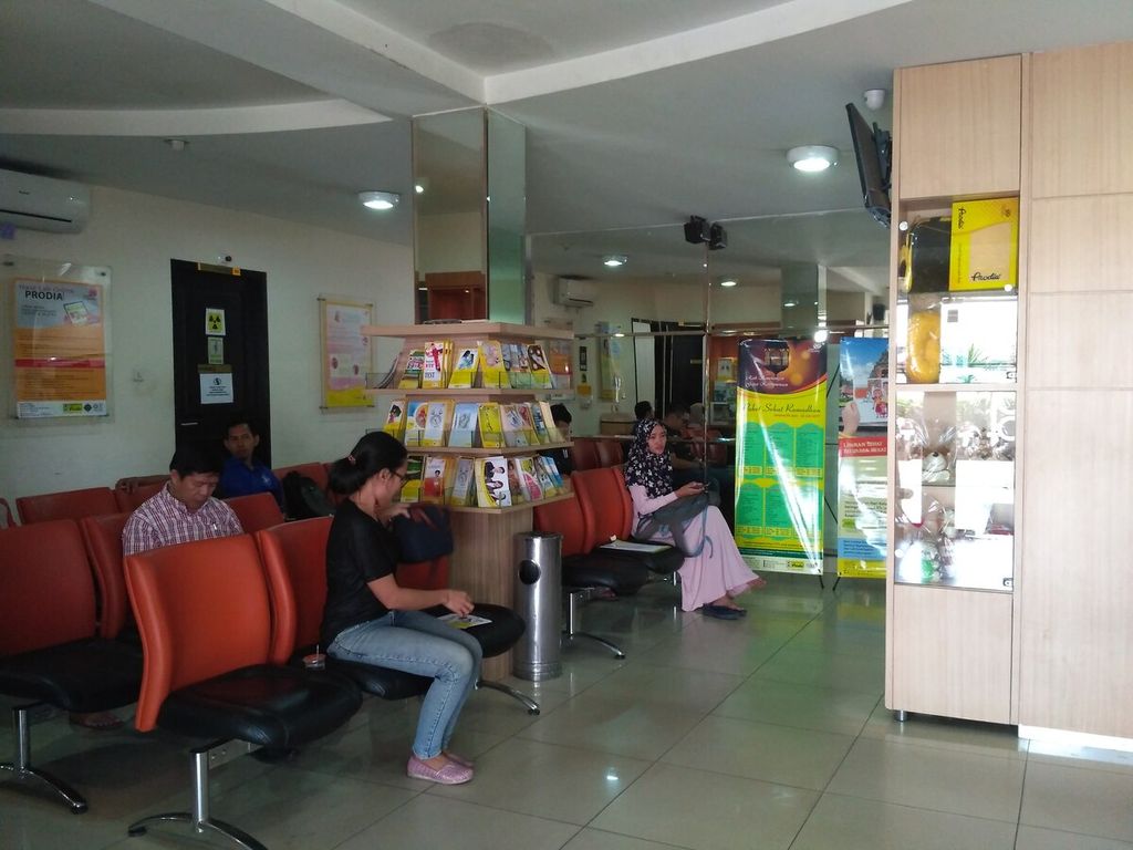 Para peserta menunggu giliran untuk pemeriksaan dini kanker serviks di Prodia Kedoya, Kebon Jeruk, Jakarta Barat, Kamis (6/7).