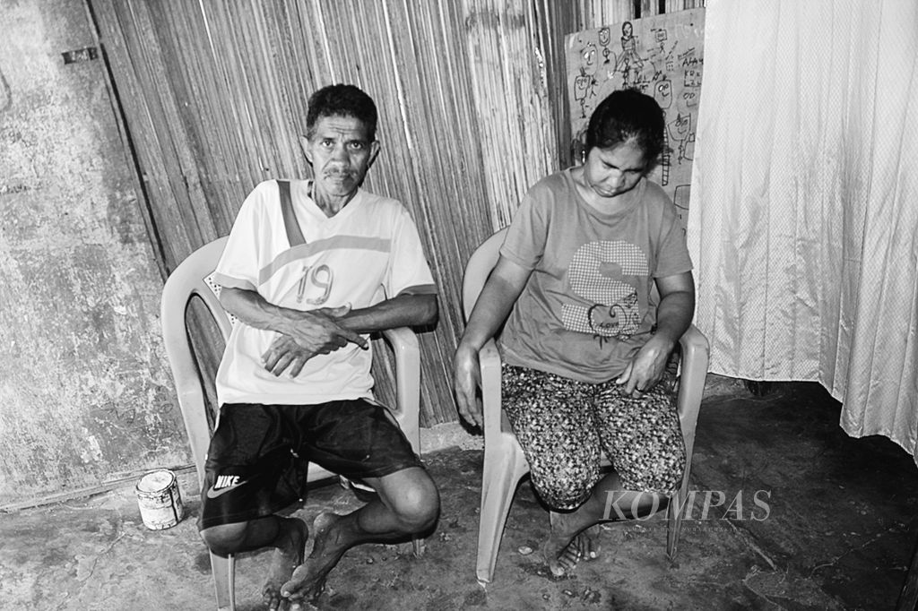 Mariance Kabu (31) bersama suami, Karfinus Tefa (53), di rumah kos di Kupang. Kabu tidak bisa melihat cahaya matahari. Ia hanya menunduk dengan mata tertutup.