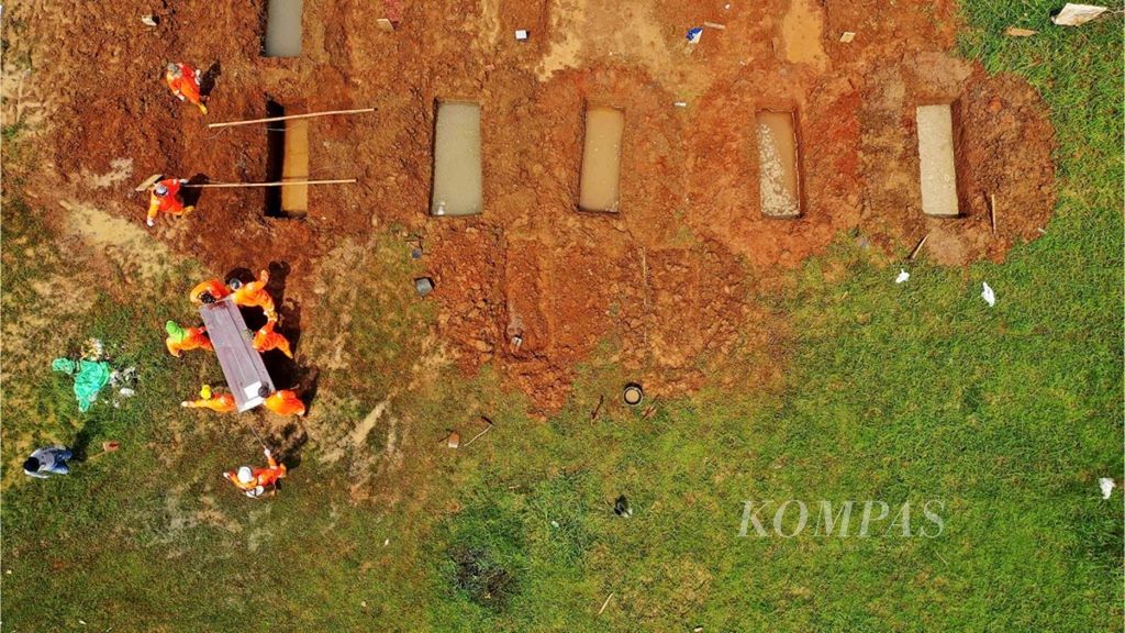 Petugas di Tempat Pemakaman Umum (TPU) Padurenan, Kota Bekasi, Jawa Barat, Selasa (14/4/2020), memakamkan jenazah sesuai prosedur penanganan jenazah dengan Covid-19. Pemerintah Kota Bekasi menyediakan TPU Padurenan sebagai lokasi pemakaman jenazah dengan Covid-19.