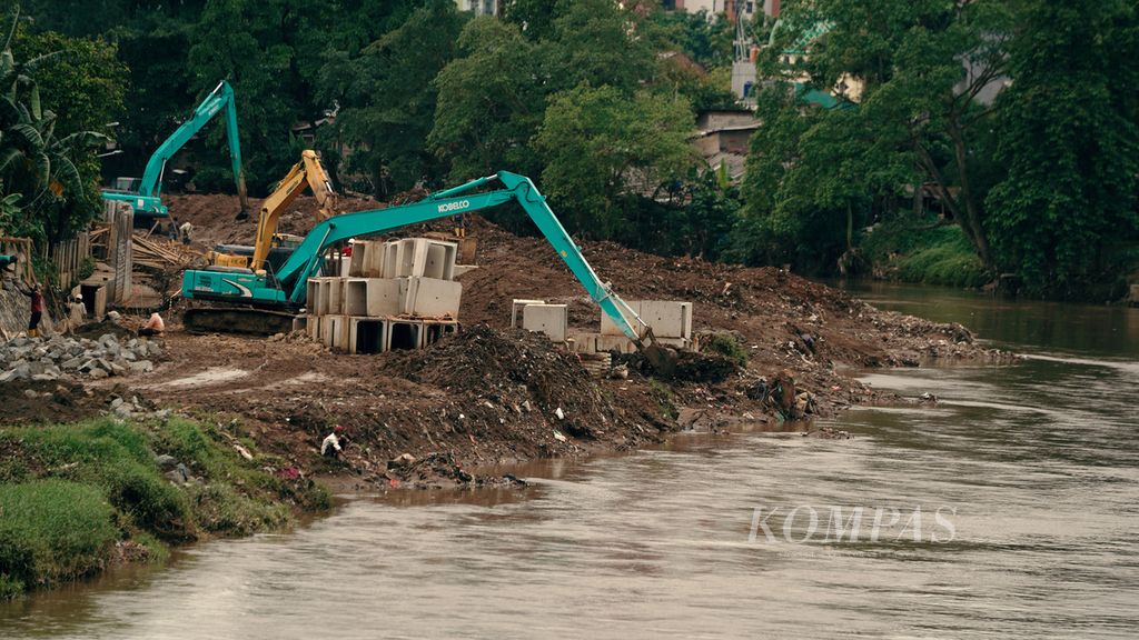 Alat berat dalam pemasangan turap Kali Ciliwung di Cawang, Kramat Jati, Jakarta Timur, Jumat (21/10/2022). 