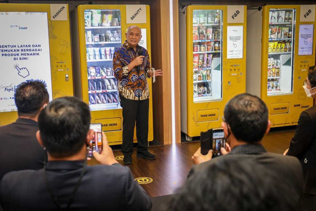 Menteri Koperasi dan UKM Teten Masduki mengapresiasi kerja sama antara Bibli dan Jumpstart dalam acara peluncuran <i>vending machine </i>UMKM di Locale Pop Up, West Mall Grand Indonesia, Jakarta, Senin (30/5/2022),