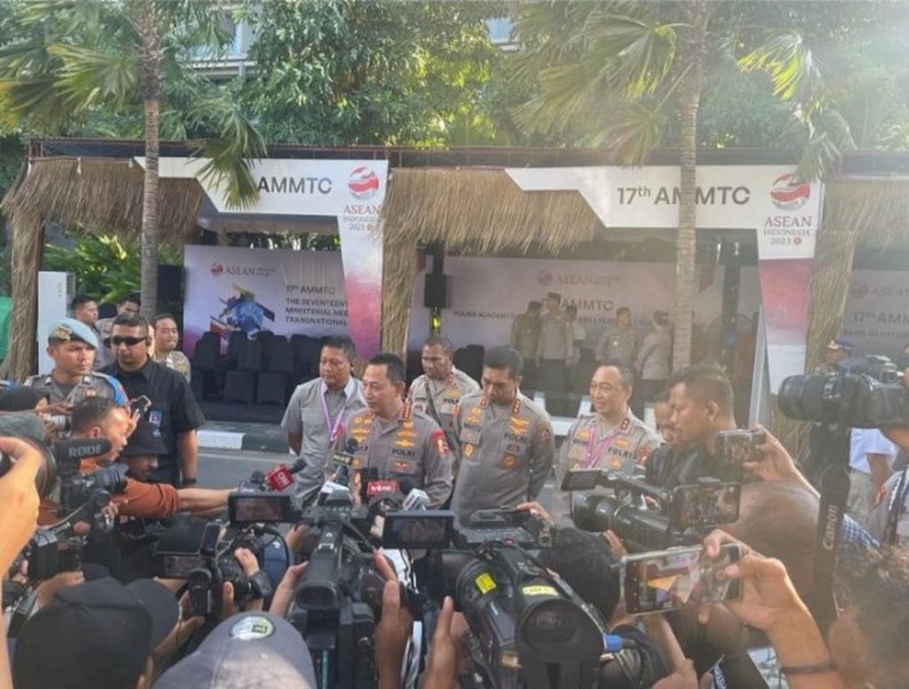 Kepala Polri Jenderal (Pol) Listyo Sigit Prabowo saat diwawancarai media di Labuan Bajo, Sabtu (19/8/2023), terkait pertemuan negara-negara ASEAN Ke-17 pada 20-23 Agustus 2023 di Labuan Bajo, NTT. Kapolri berharap ada deklarasi bersama mengenai kejahatan transnasional oleh negara anggota ASEAN.