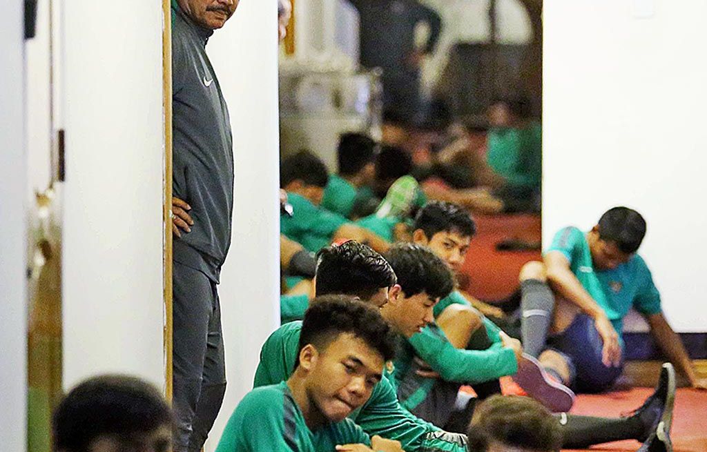 Indra Sjafri, pelatih tim nasional U-18 Indonesia, mengawasi anak-anak asuhnya saat sesi peregangan saat latihan ringan di hotel tim, Sabtu (16/9). Indonesia akan berebut posisi ketiga Piala AFF U-18 melawan tuan rumah Myanmar di Stadion Thuwunna, Yangon, Minggu ini pukul 15.30 WIB.