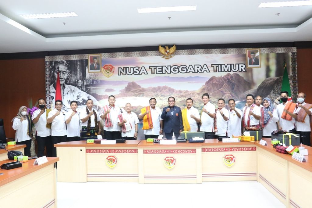 Tim Penjaringan dan Penyaringan dari KONI Pusat yang dipimpin Ketua Tim Mayjen (Purn) Suwarno berfoto bersama Wakil Gubernur Nusa Tenggara Timur Joseph Nae Soi bersama tim KONI NTT seusai pertemuan di Kupang, Selasa (23/8/2022).
