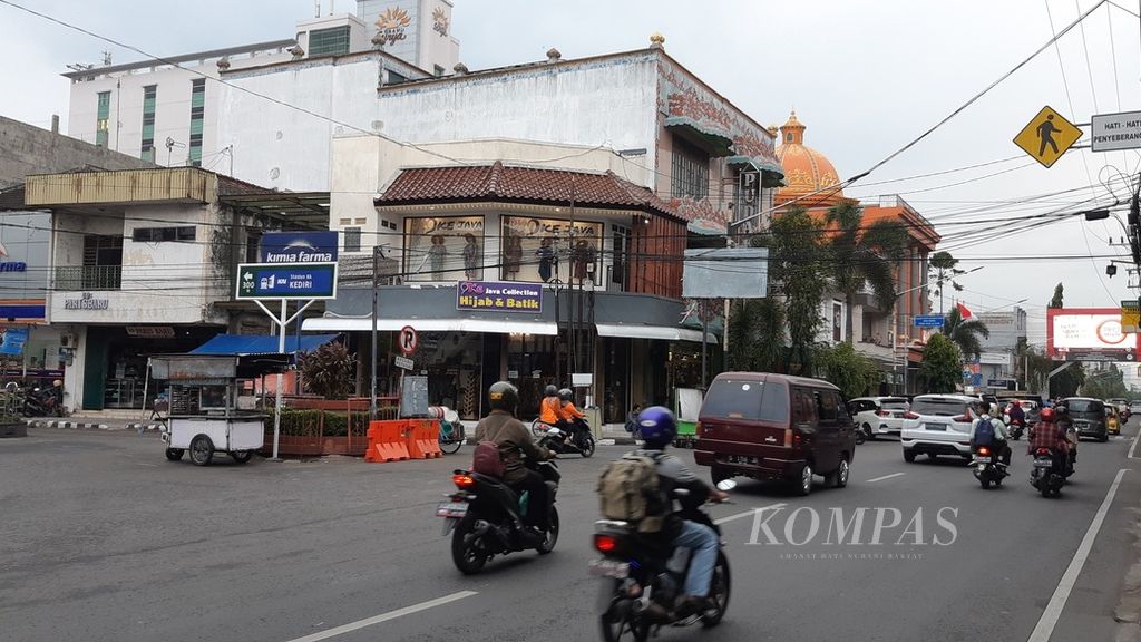Pengendara melintas di kawasan niaga Jalan Dhoho di Kota Kediri, Jawa Timur, Kamis (22/9/2022) sore. Selama ini, Jalan Dhoho kerap dianggap sebagai "Malioboro"-nya Kota Kediri.